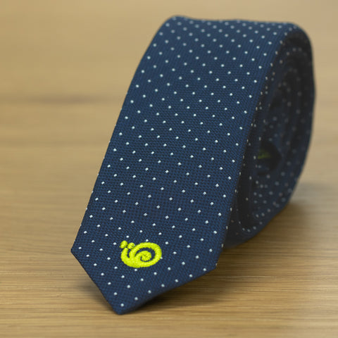 cravatta stretta blu scuro  pois bianco moderna