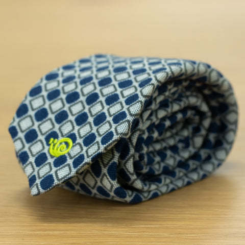 cravatta in lana stampata disegno geometrico blu