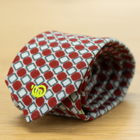 cravatta in lana stampata a disegno geometrico rosso forma moderna