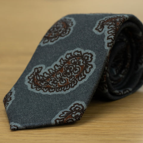 cravatta da donna in lana stampata disegno macro paisley grigio