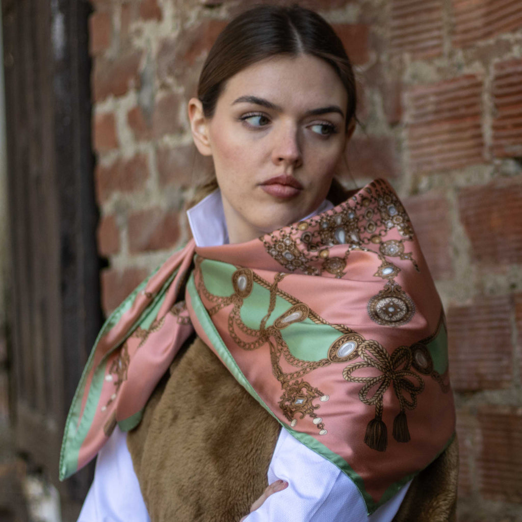 Foulard in Pura Seta con Stampa Gioielli della Regina 1022
