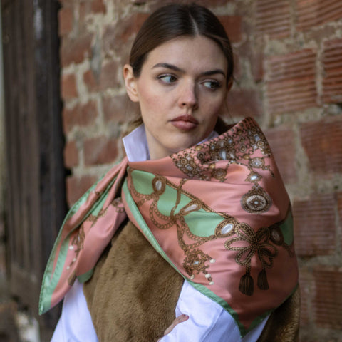 Foulard in Pura Seta con Stampa Gioielli della Regina - 1022