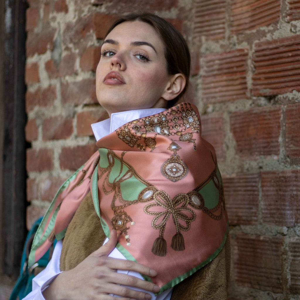 Foulard in Pura Seta con Stampa Gioielli della Regina 1022
