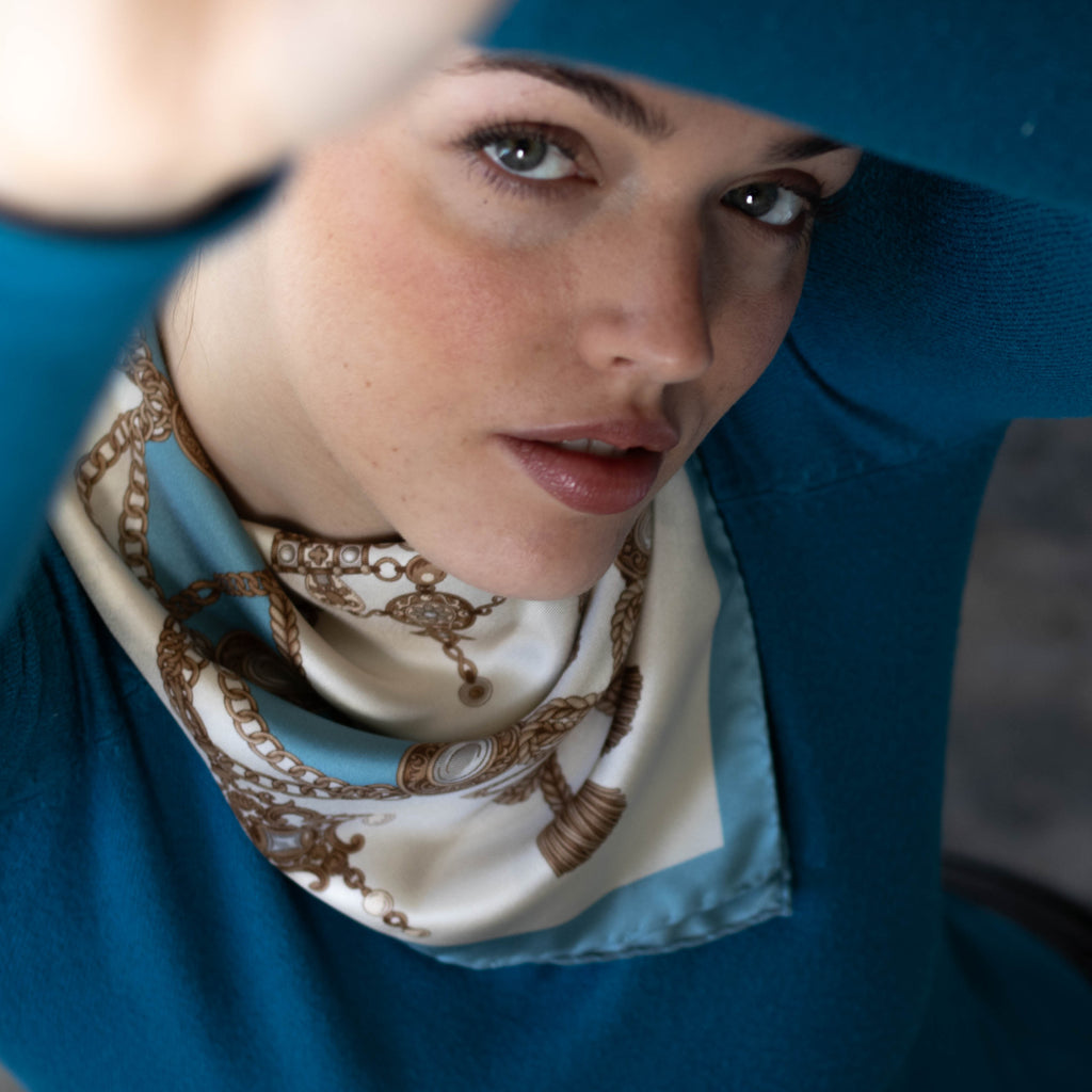Foulard in Pura Seta con Stampa Gioielli della Regina - Cod 1107