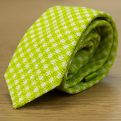 cravatta moderna colore verde primaverile stampata su seta  in italia