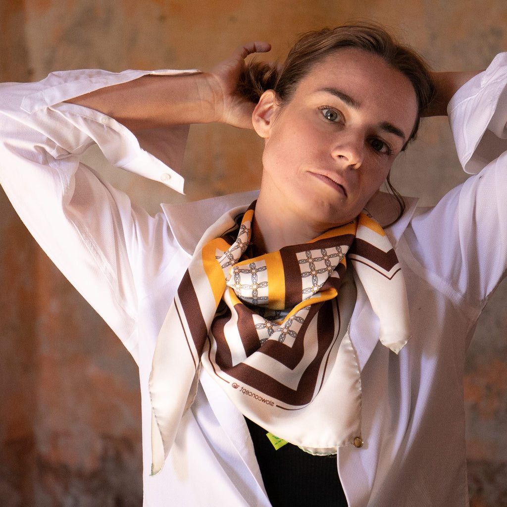 Foulard pura Seta Cm 90x90 stampa Cornici colore Giallo e Marrone