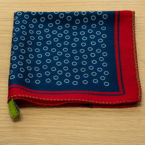 pochette in pura lana stampata colore blu e rosso disegno pois