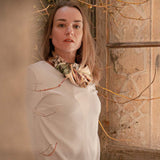 Foulard in pura Seta stampa fiore con centro unito, colore beige Cod 858
